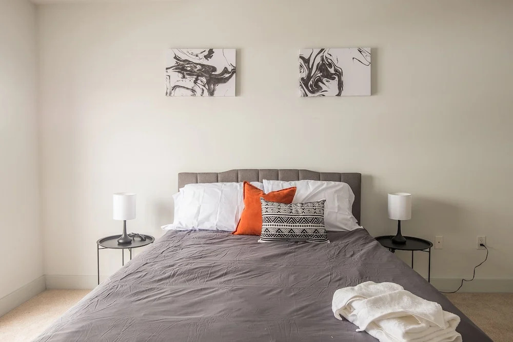 East Ward 2 BR Apt with WiFi by Frontdesk