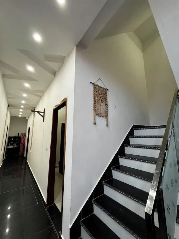 Shree Radha Vallabh Palace 800m from Prem Mandir