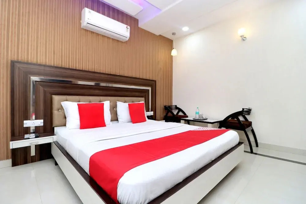 OYO 28122 Hotel C M Plaza