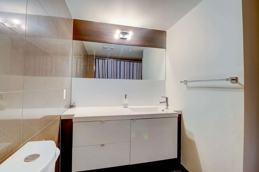 PlanURstay  - 300 Front Street West