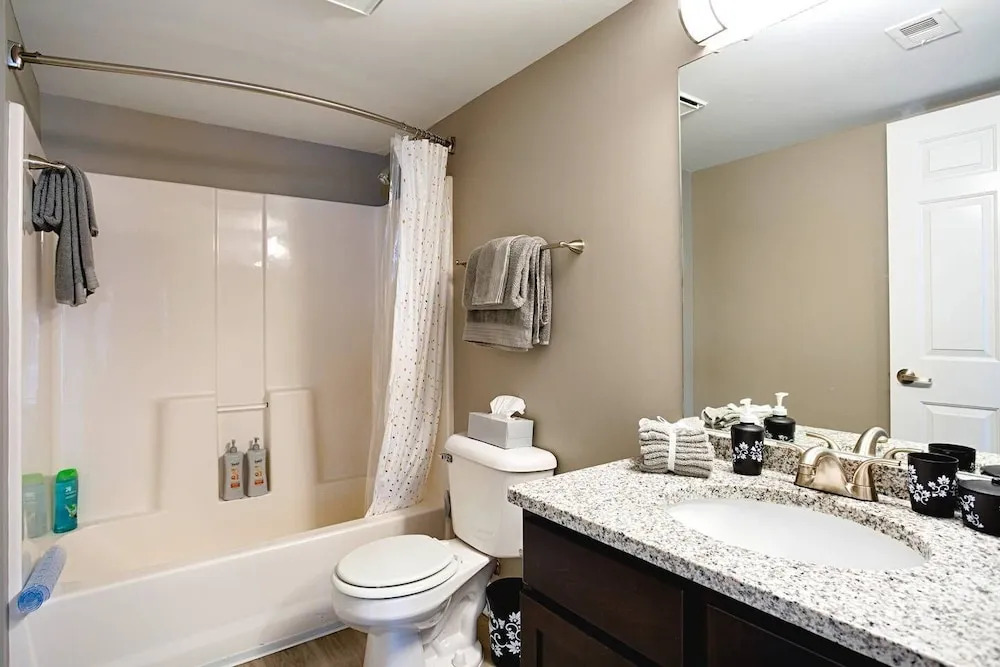 Honky Tonk Luxury 2BR/2BATH - Fast WIFI - Work Area - Free Parking! (CH2)
