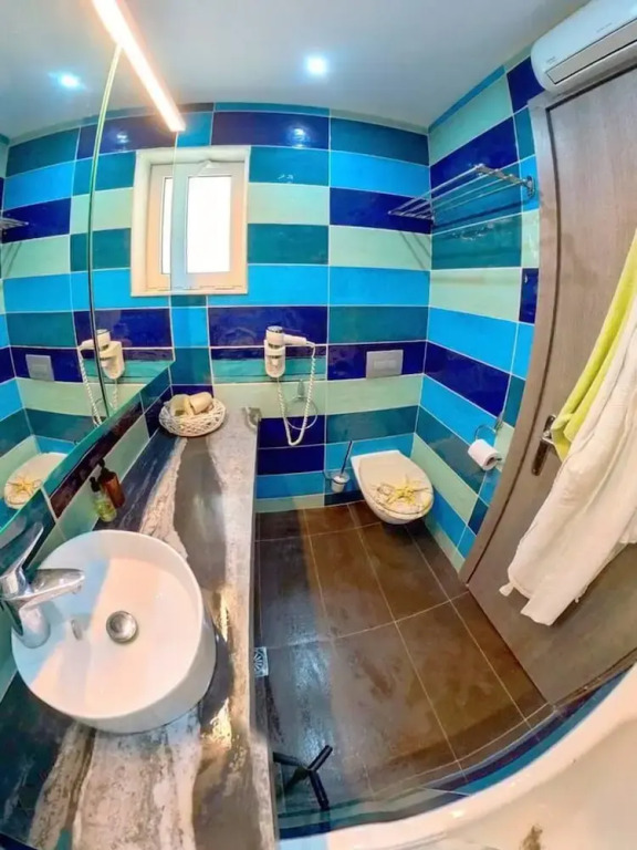 Deluxe Beach Apartment- Sleeps 2 & Private Terrace