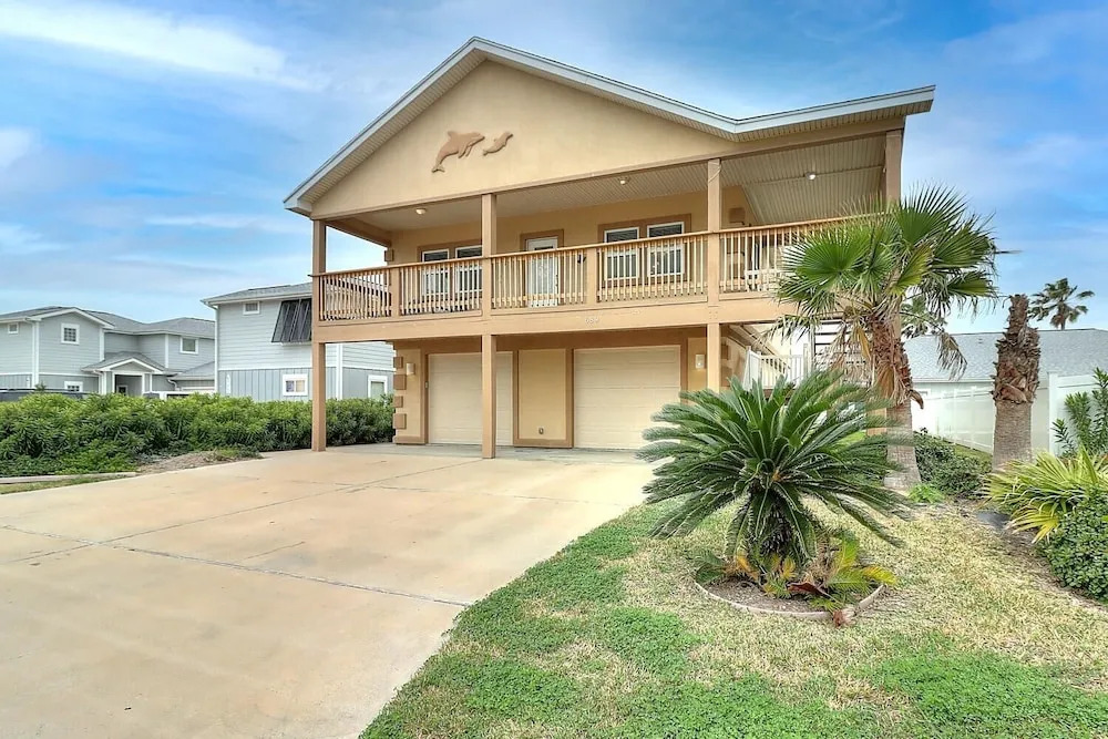 Twin Dolphin Cove 4 Bedroom Home by Redawning
