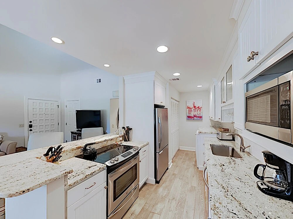 Updated Harbour Town Hideaway w/ Pool & Balcony condo