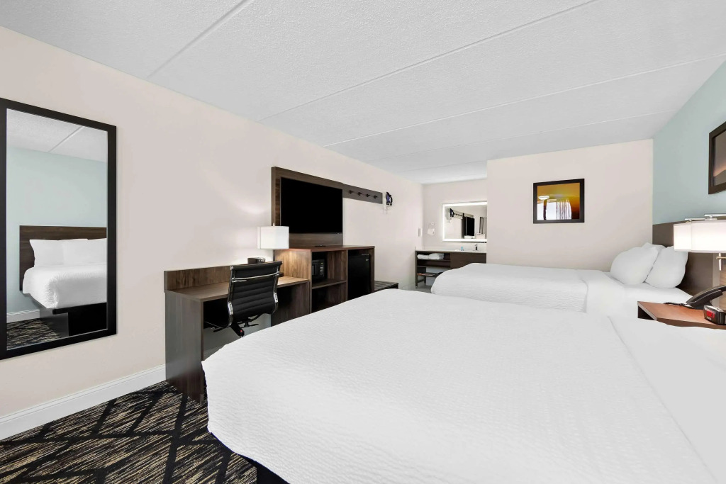 Clarion Inn & Suites near the Leconte Center Pigeon Forge