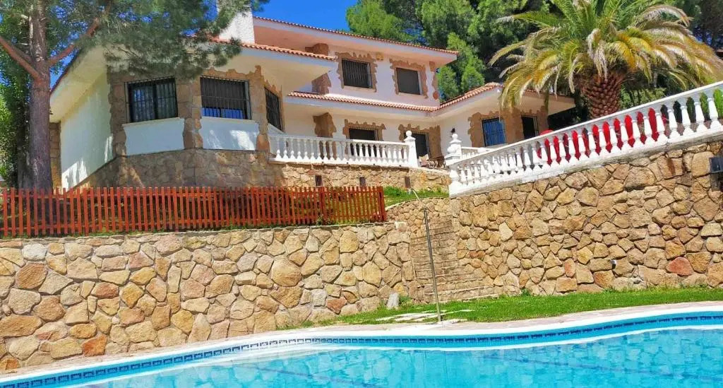Casa Blanca de La Sierra hasta 24 hasta personas con Piscina Salina y Bbq