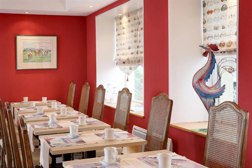 Logis Hôtel Restaurant Le Dauphin et Le Spa du Prieuré