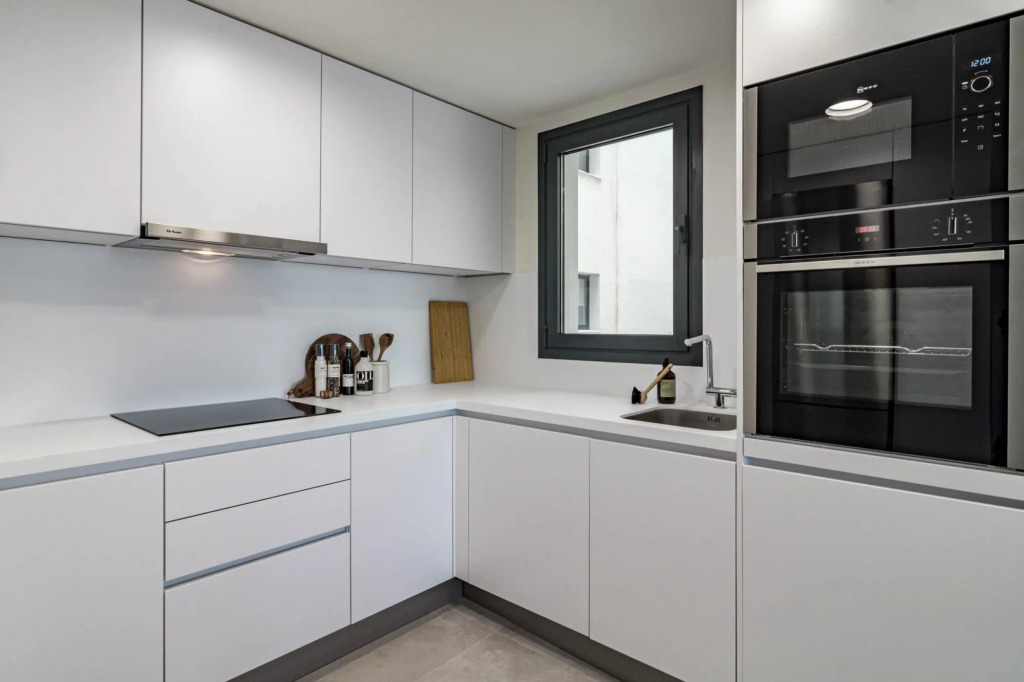 Inf4.2m- Modern City Apartment, Families Only