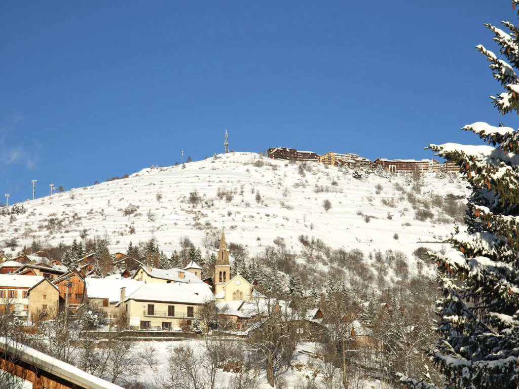 Luxury apartment with a hot tub in the heart of Huez Village