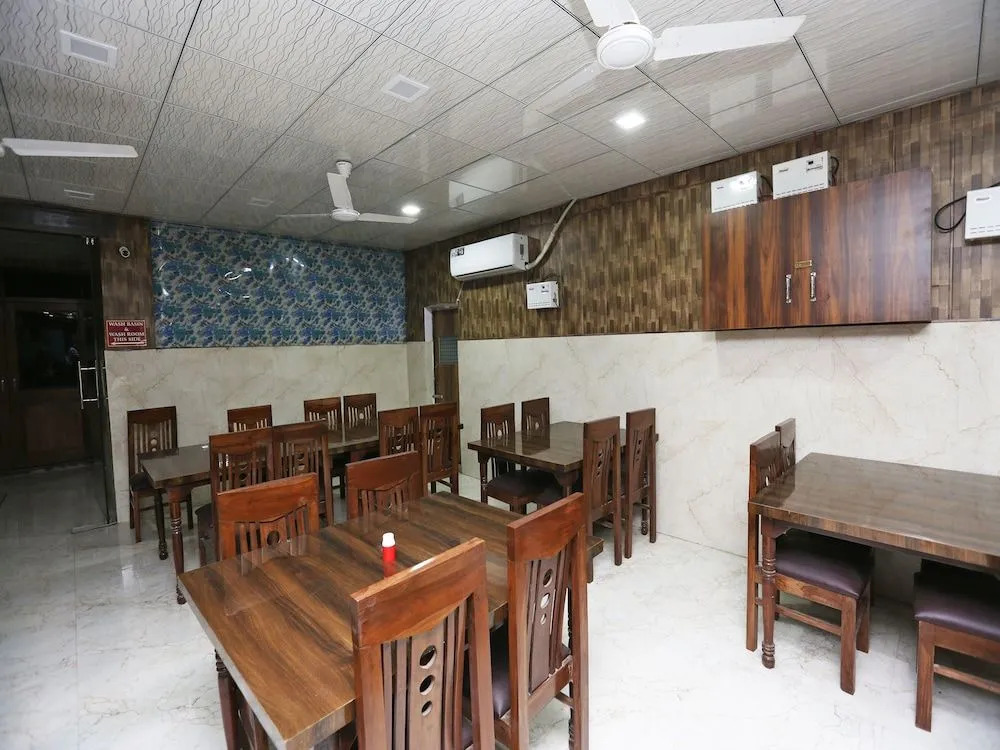 OYO 19948 Hotel Goverdhan