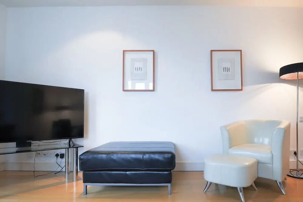 2 Bedroom Apartment With Stunning Views of Canary Wharf