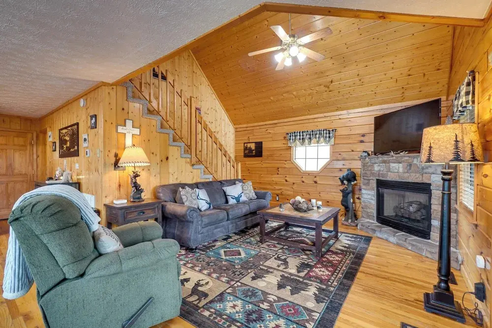 2 Mi to Dollywood: Mtn Cabin w/ Pool Access!
