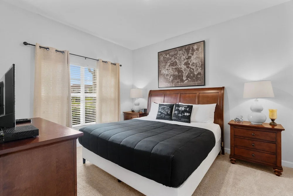 4BR Townhome With Pool at Storey Lake