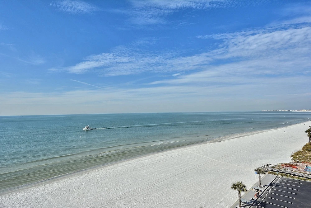 Sunset Chateau 609 Top Floor/ Amazing Views/ Great Location!