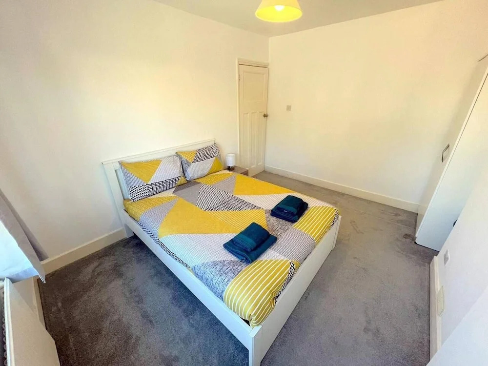 Spacious 4-bed House in Thornton Heath