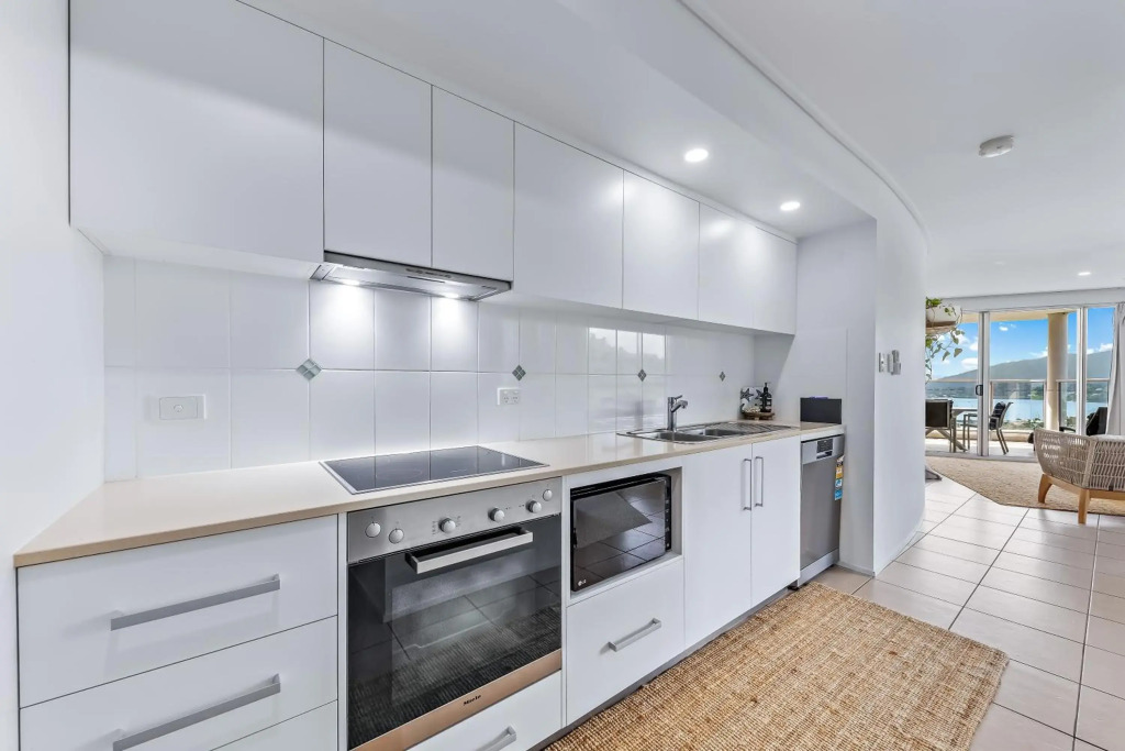 Three B Airlie 2 bedroom unit Seaviews & Pool