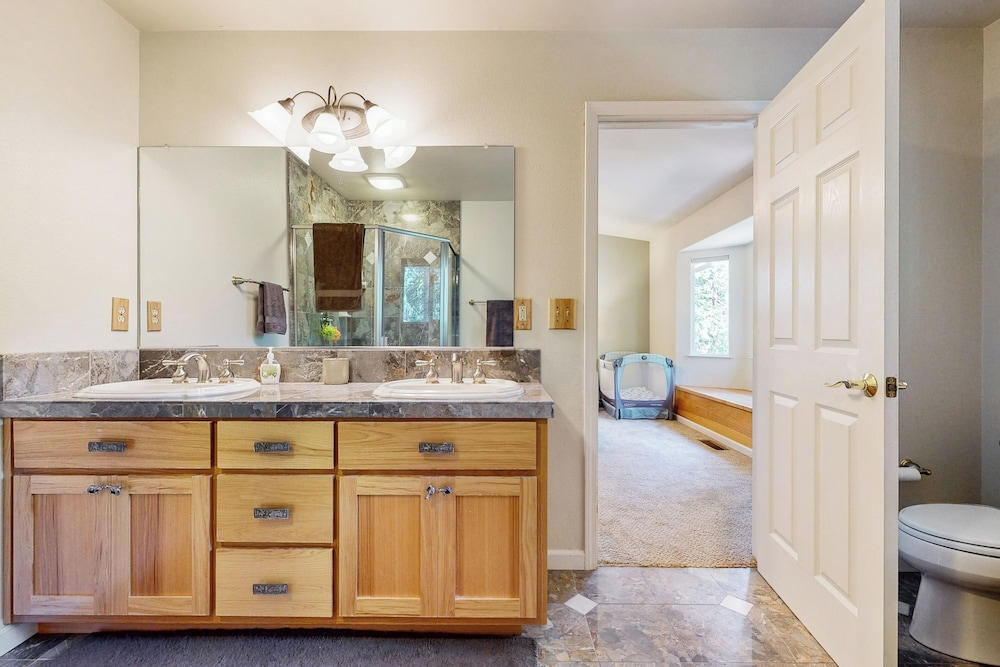Cozy Cabin w/ Jetted Tub & Dog-friendly