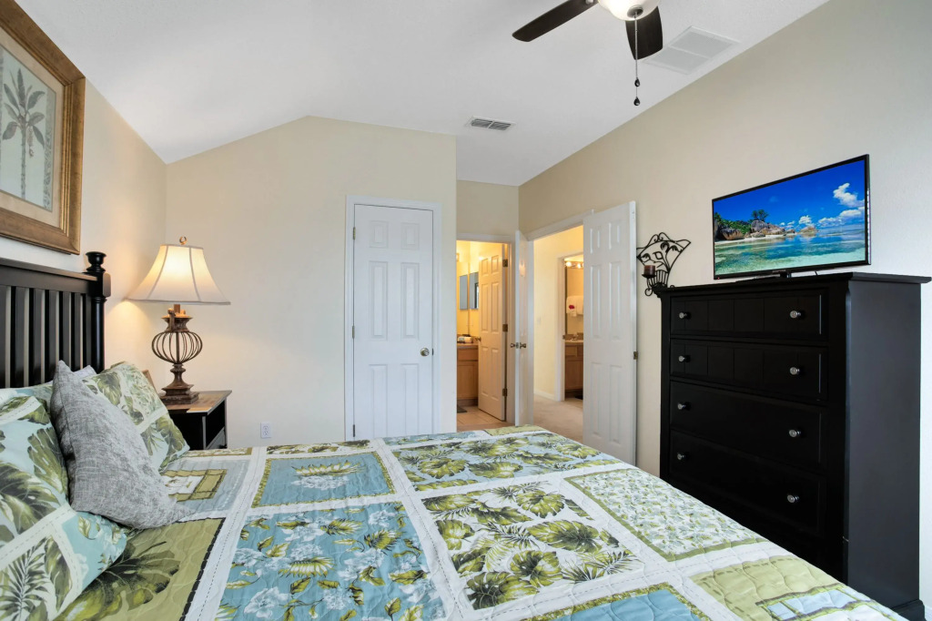 Tropical and Peaceful This 5 bed With Pool Spa