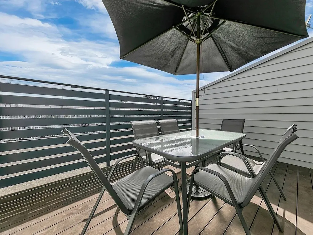 Balcony+Parking 3BR Gem Near Arena | Zodiak Stays