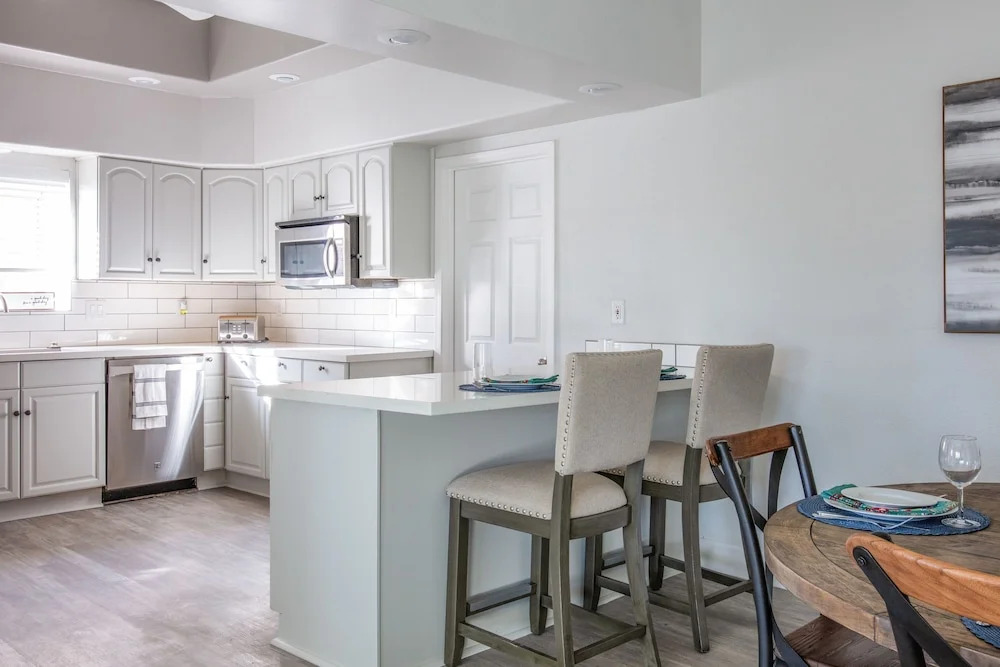 8140 E Pine - 6 Br Home