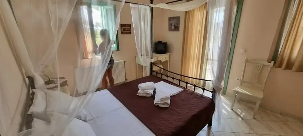 Skyros Luxury Poolside Getaway