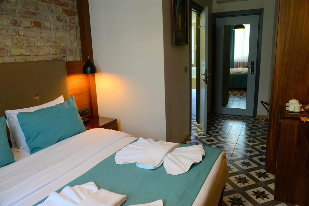 Retropera Hotel