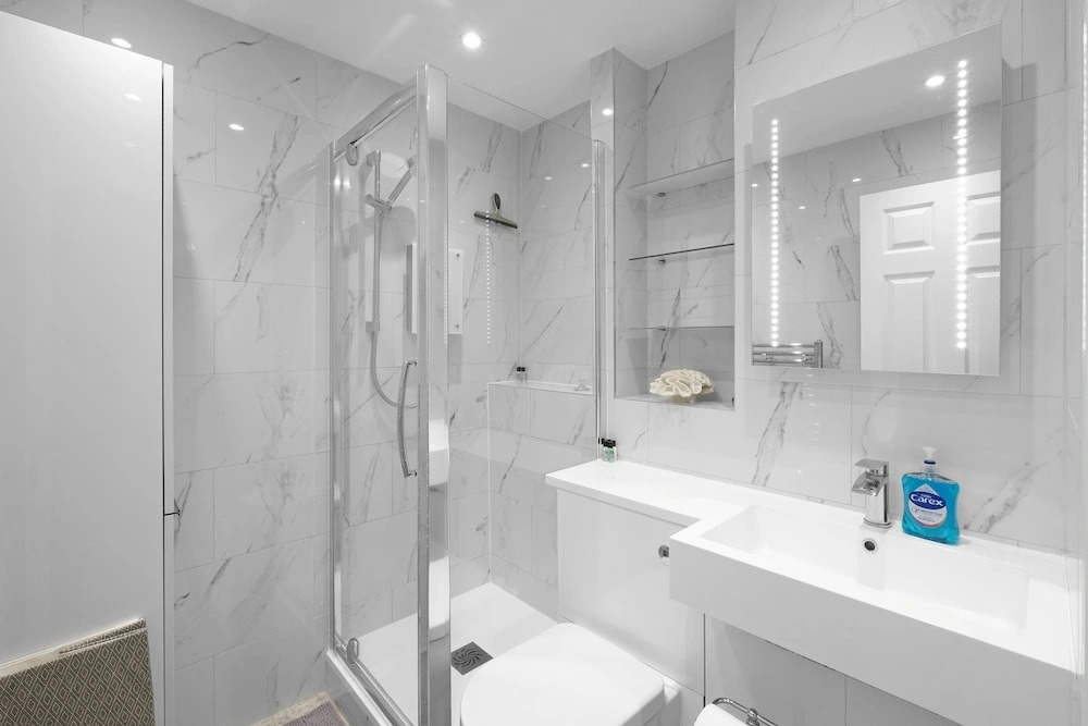Modern 1 Bedroom Apt in Streatham with Parking