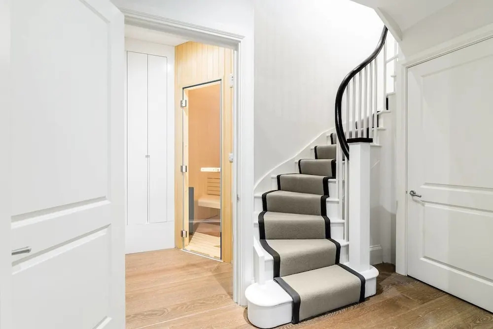Luxury 3BR Home in Knightsbridge W/sauna, 6 Guests