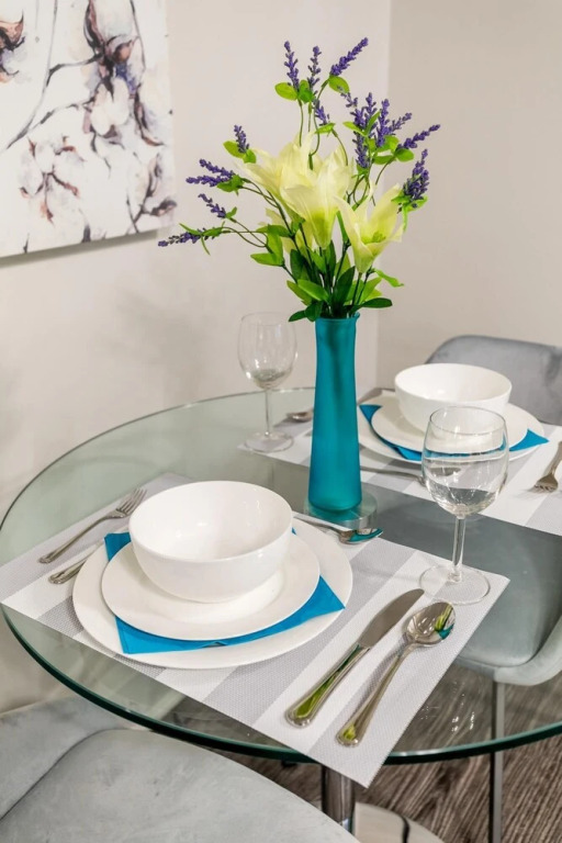 2BR Apt w Netflix- In the Heart of DT Hamilton