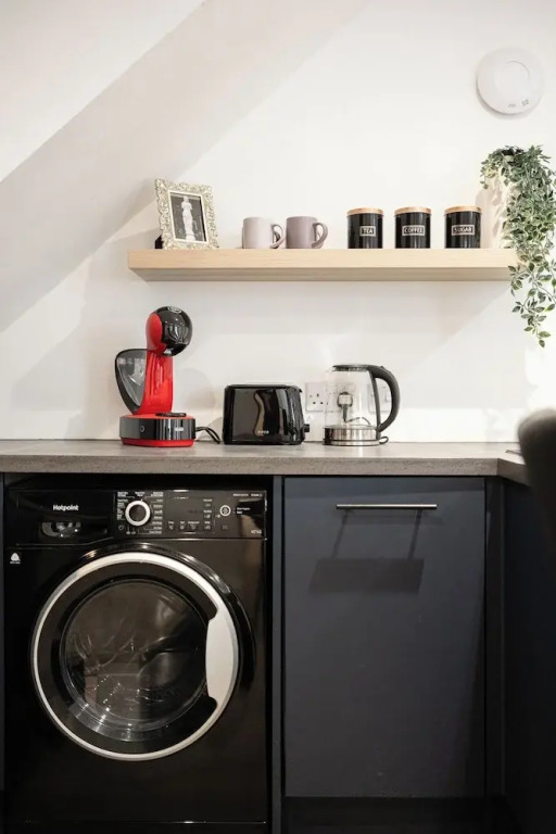Gorgeous 1 BD in Central Cheltenham