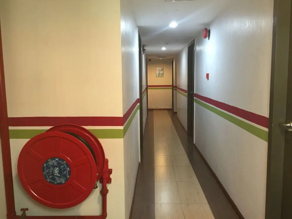 Red Tomato Hotel