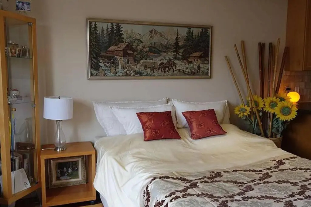 Bright Studio w Full Kitchen and Detached Bathroom