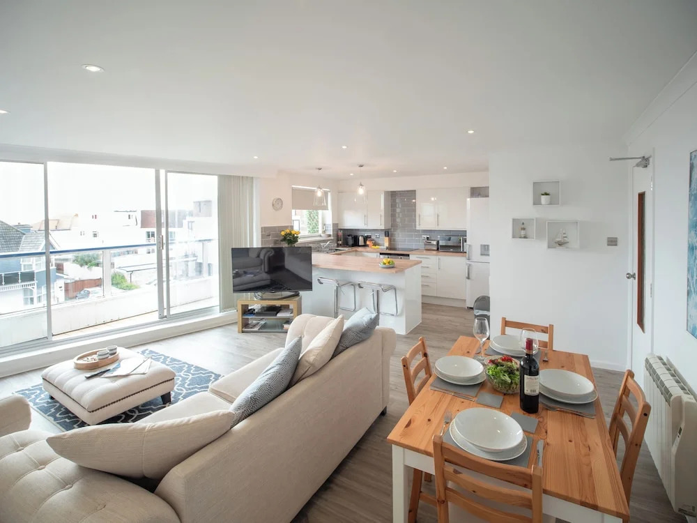 Stunning 2 bed Seaside Apartment With Sea Views