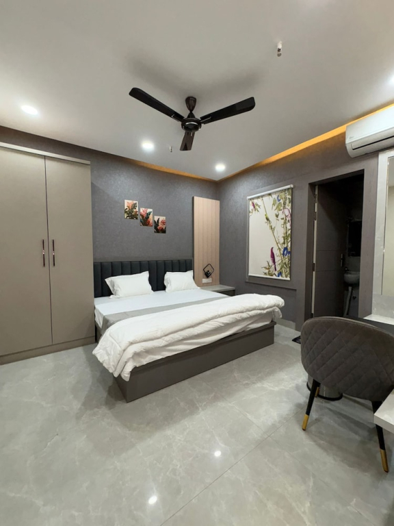 Hotel R J Heights