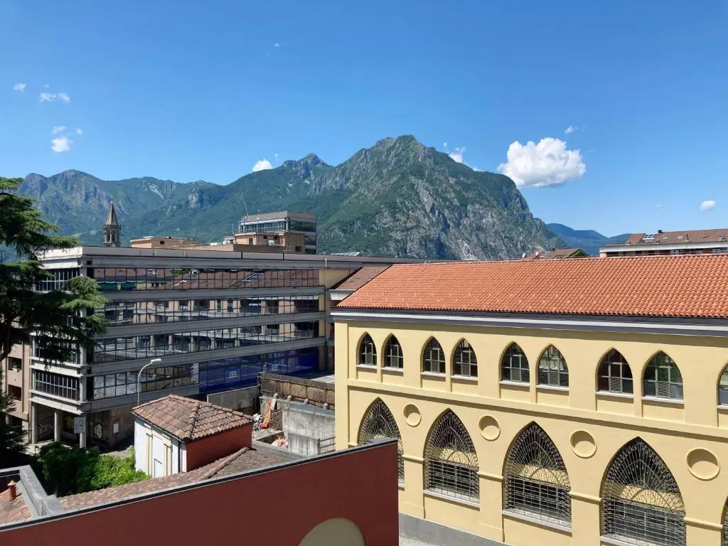 Spacious bright apartment near city center and Como lake with air conditioning