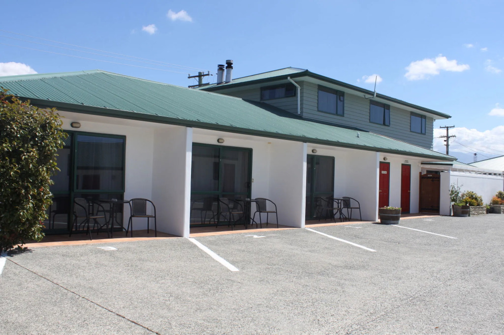 The Lakes Motel