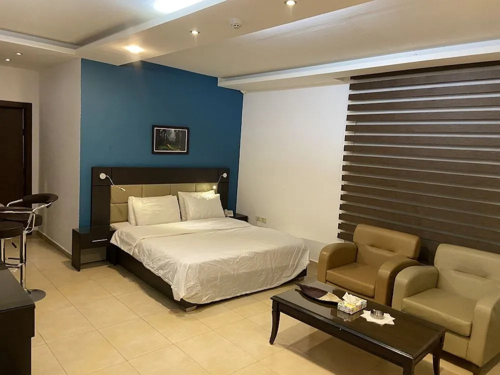 7 Days Hotel