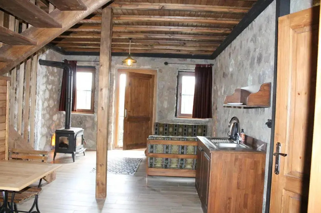 Karlibel Armutalan Yayla Evleri