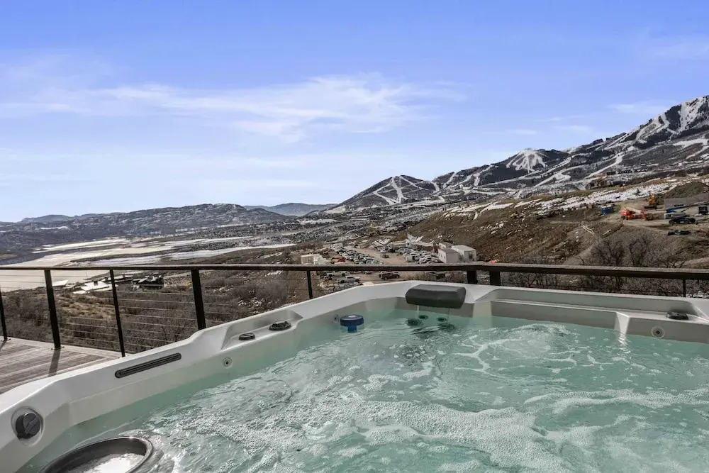 Easy East Village Ski Access Hot Tub 5br 5 Bedroom Home