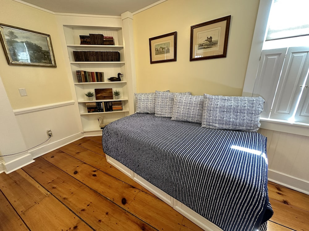 Spacious Three Room Suite Downtown Newport #16 1 Bedroom Home