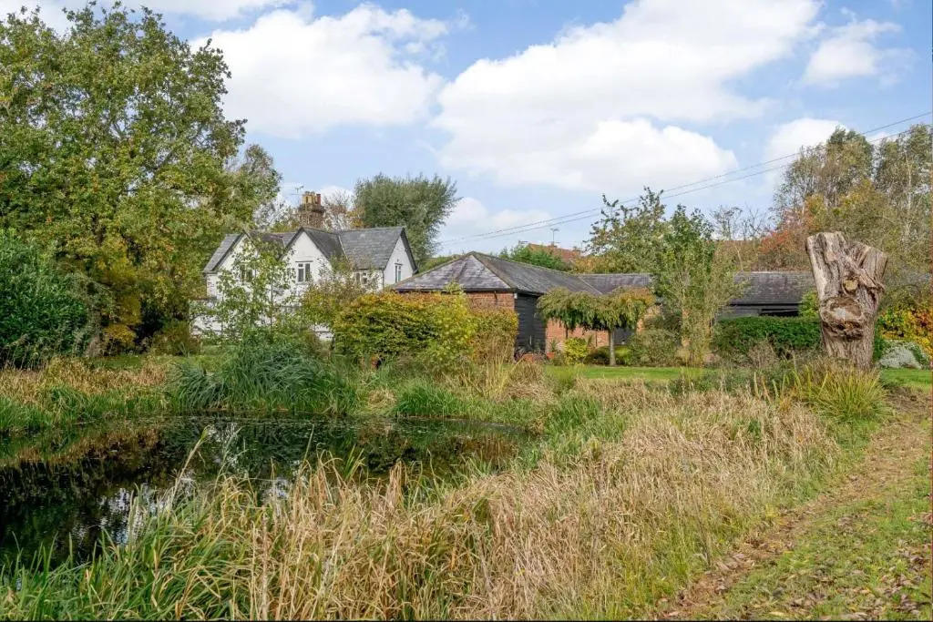 Cosey 2 Bed Cottage With Pool 35 Mins From London