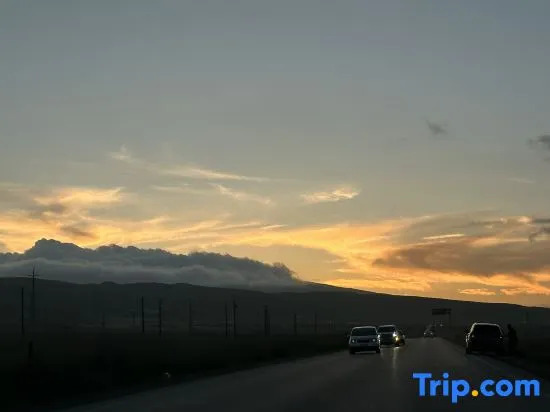 Qinghai Lake Zhaxi Tibetan-style Holiday Inn