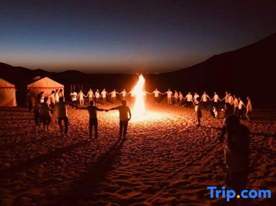 Stay overnight at the Desert Lakeside Camping Hotel