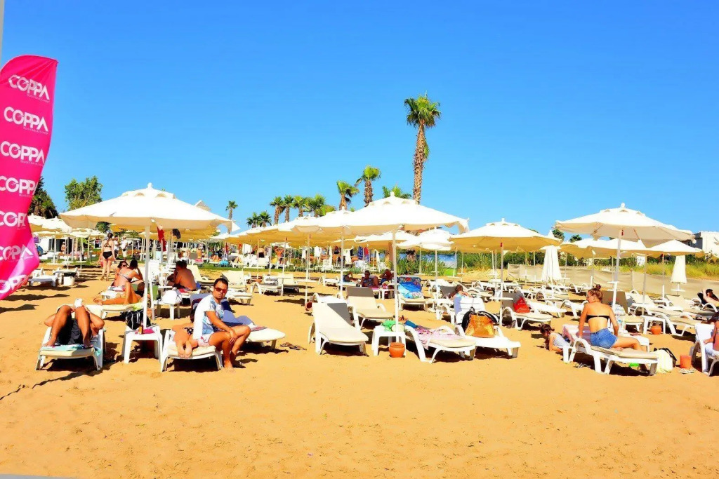 Stunning Large 4 bed Villa Within Walking Distance Of Everything beach