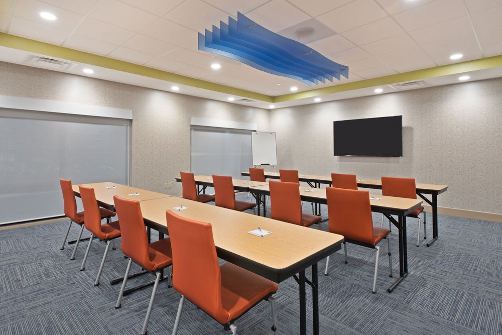 Holiday Inn Express & Suites Uniontown by IHG