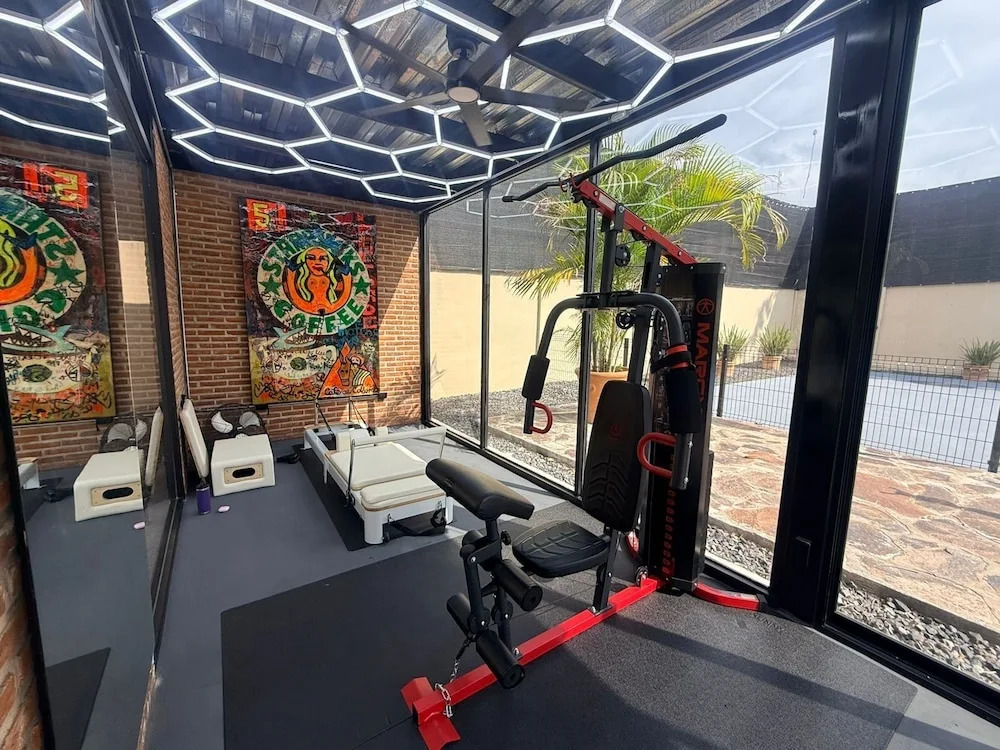 Luxurious 3 Bedroom in Ajijic - Sleeps 6 - Private Gym - Pickleball Court -