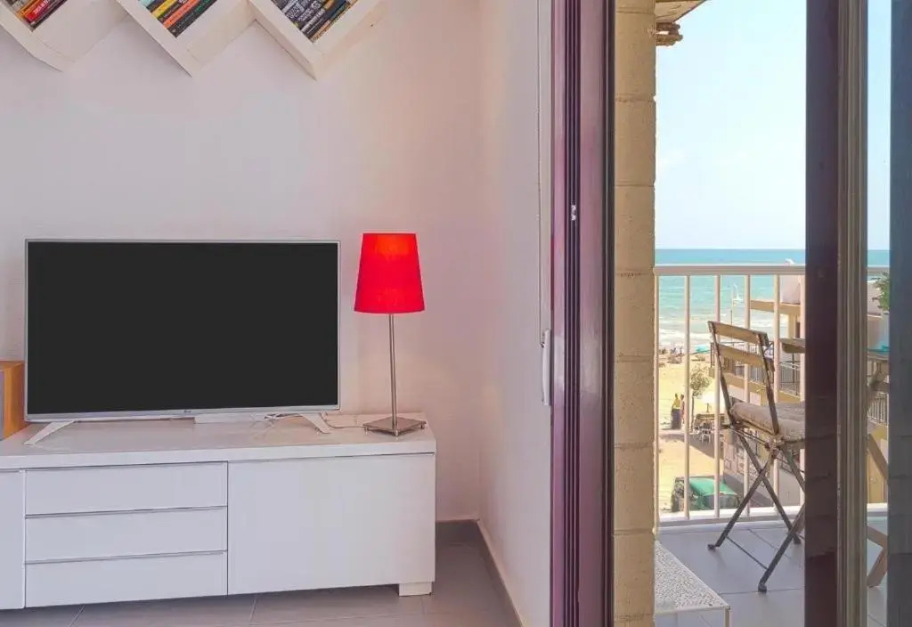 Seaview modern beach apartment