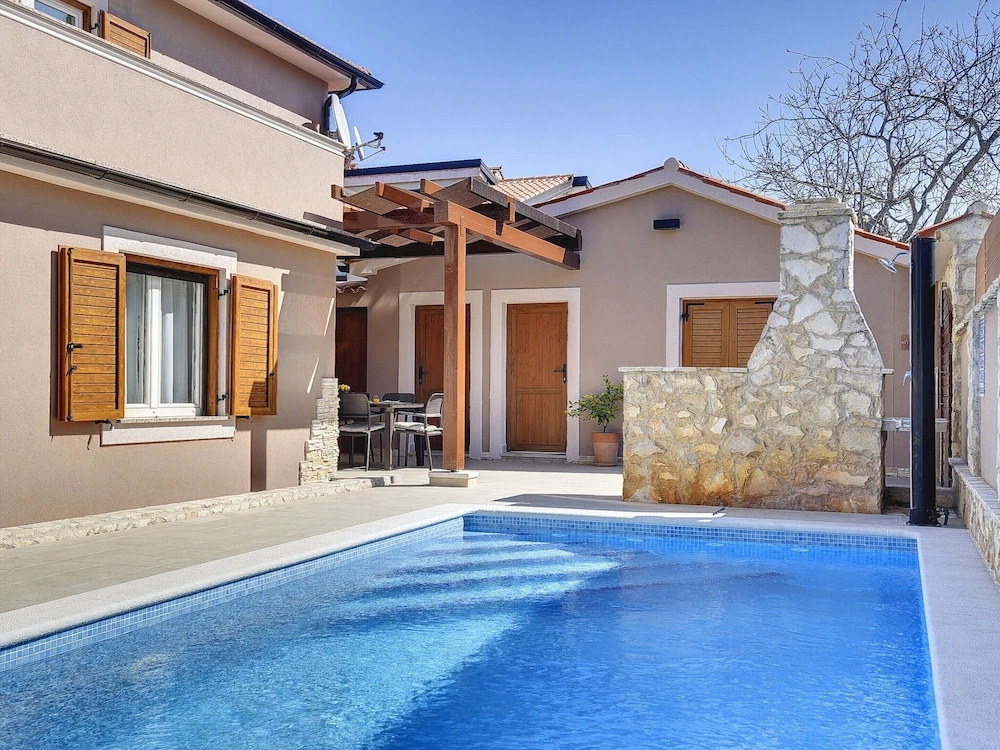 Modern Holiday Home With Swimming Pool, Terrace With Bbq, Near the Center of Pula
