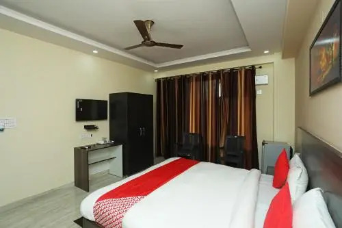 OYO 28445 Hotel Bhavini