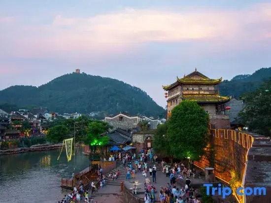 Yuejinge River View Homestay (Fenghuang Ancient City Store)